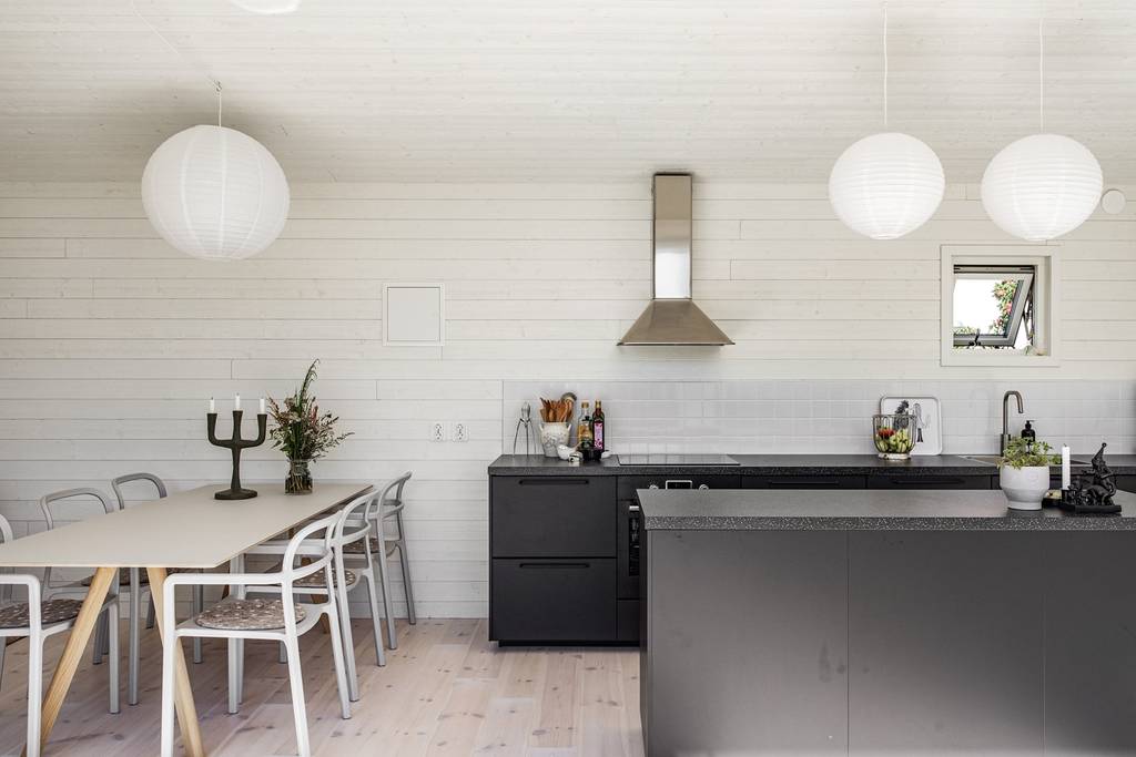 salle à manger et cuisine design noire maison en bois
