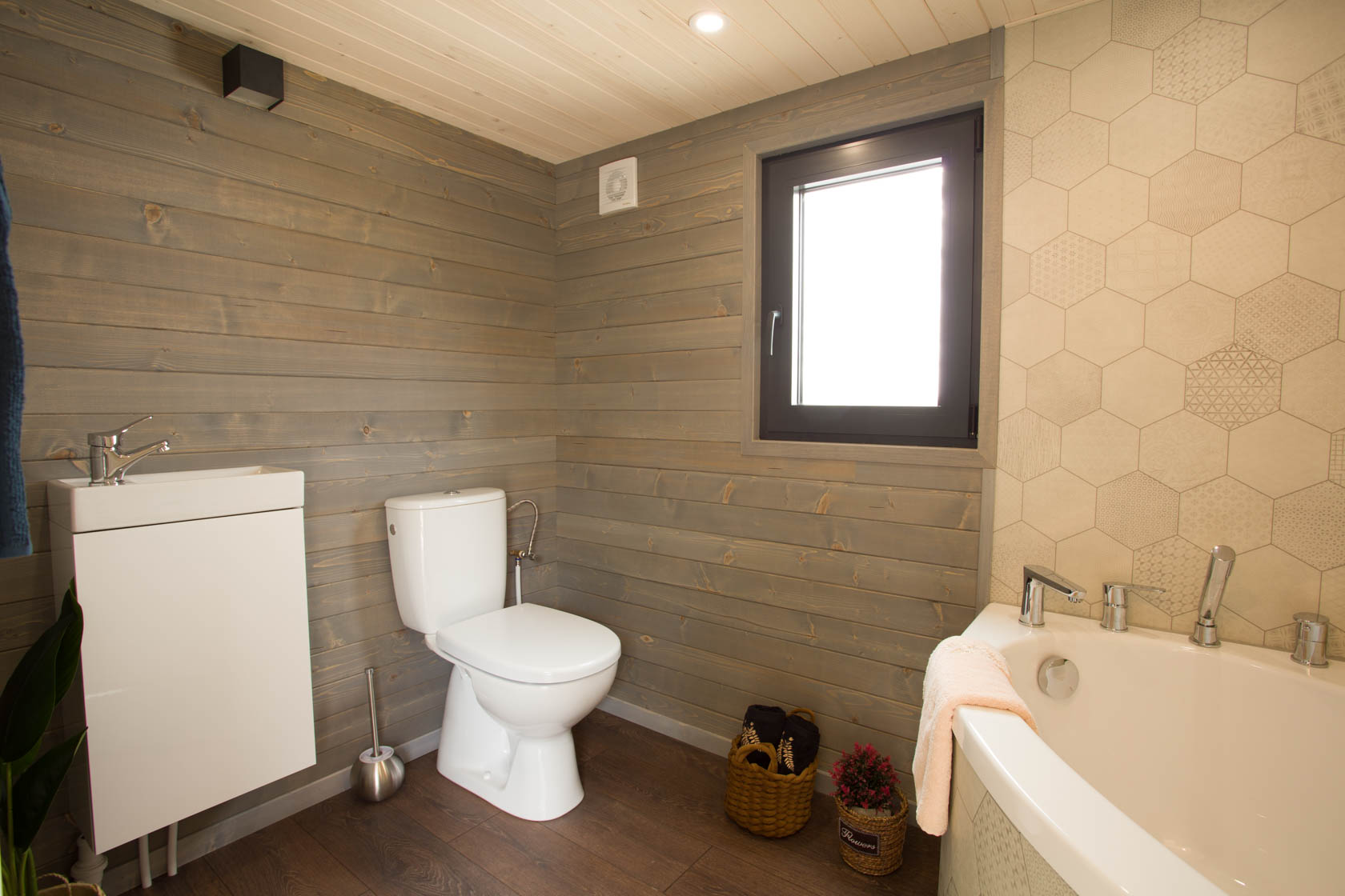salle de bain mur bois