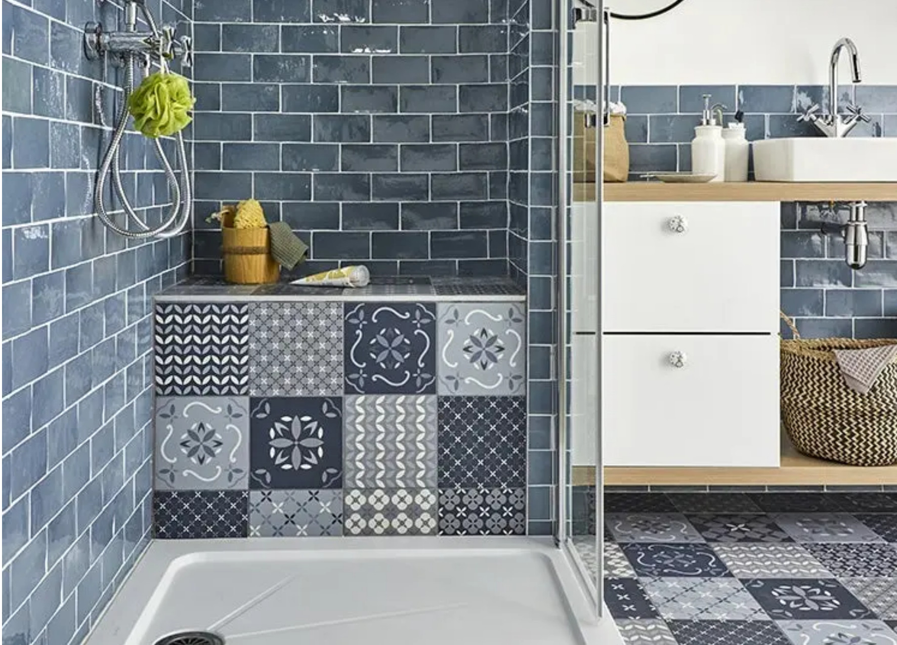 petite salle de bain bleue et bois