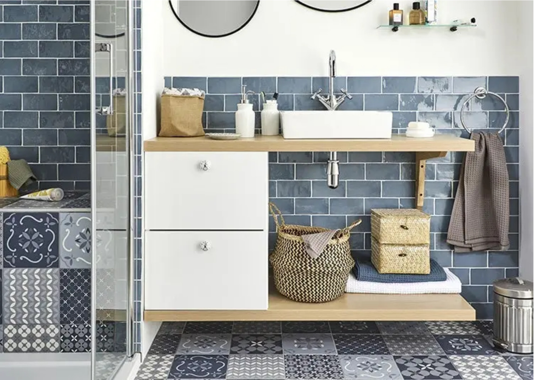 petite salle de bain bleue et bois