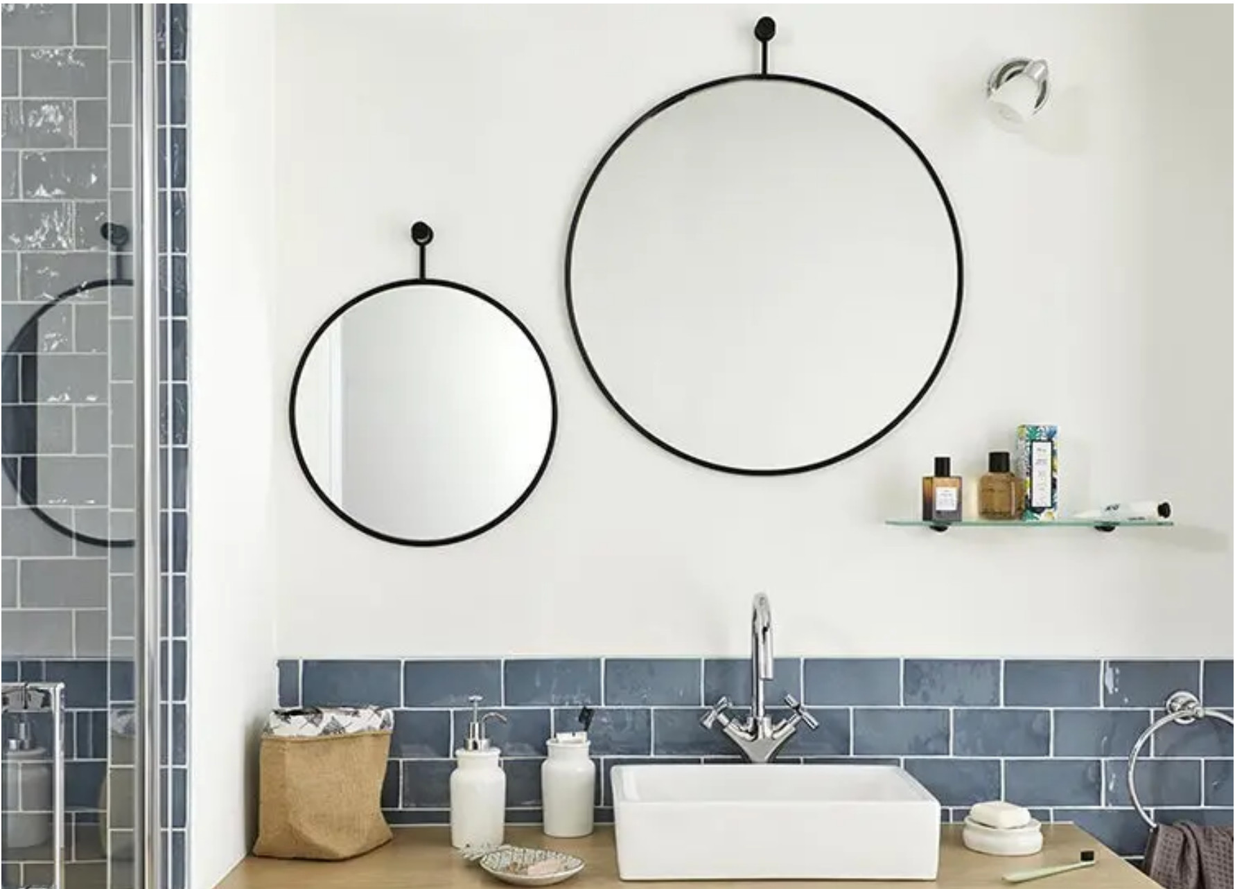 plan vasque petite salle de bain bleue et bois