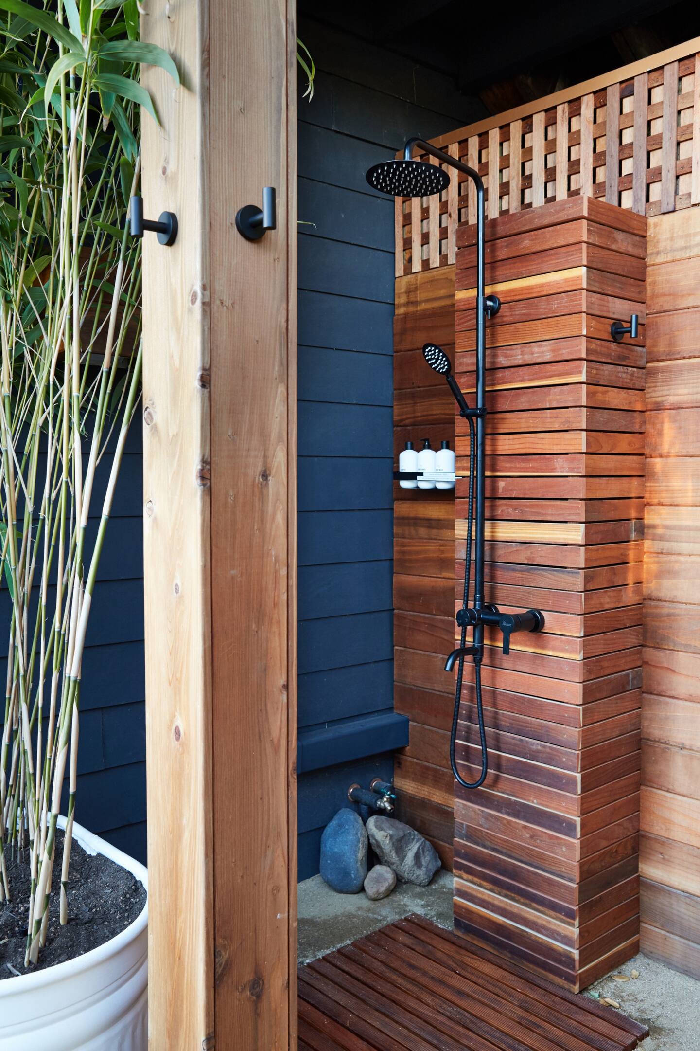 douche extérieure sur terrasse
