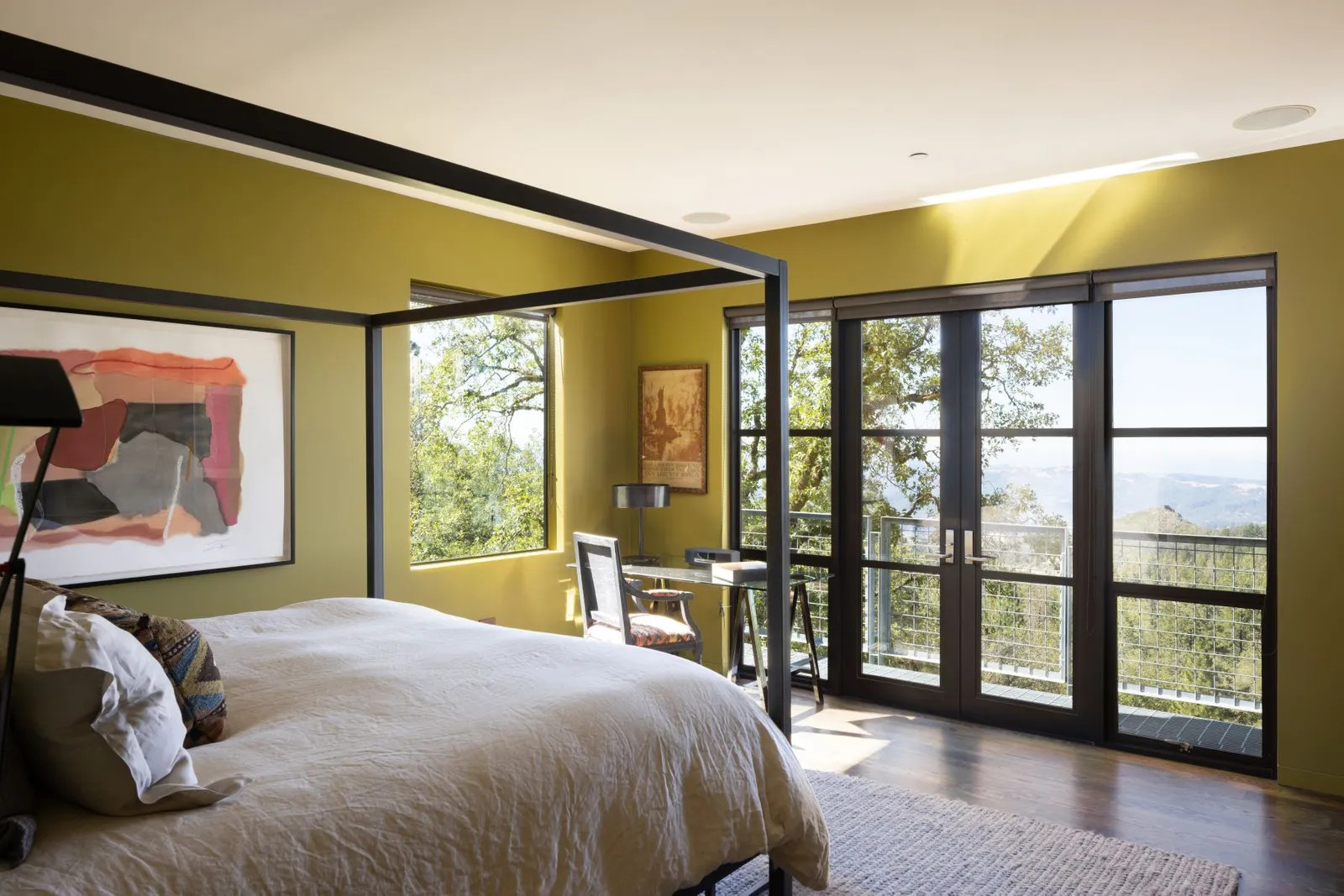 chambre avec lit à baldaquin