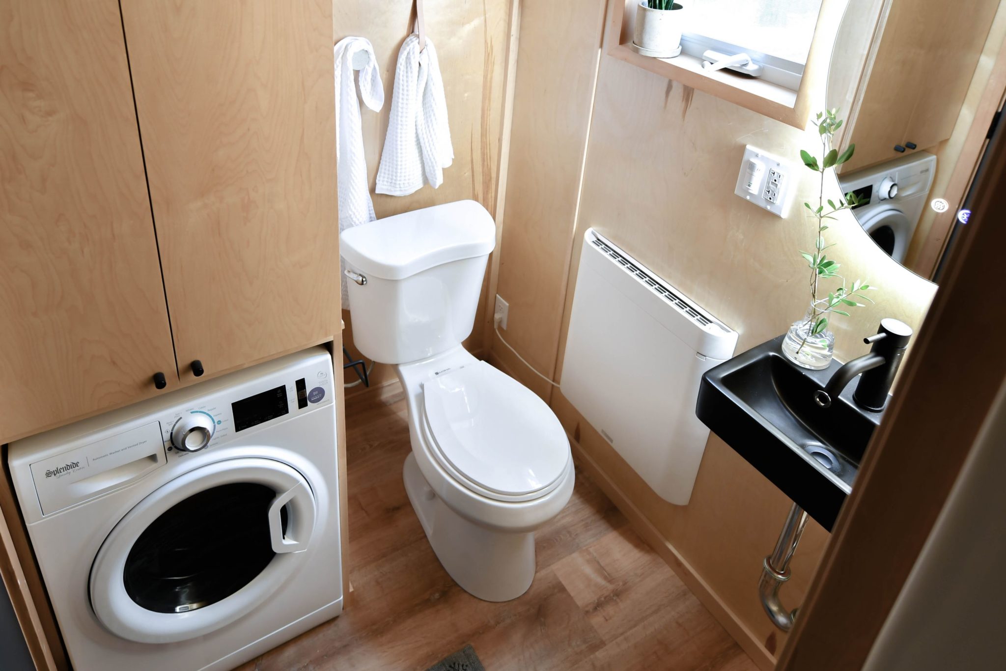 salle de bain avec lave-linge