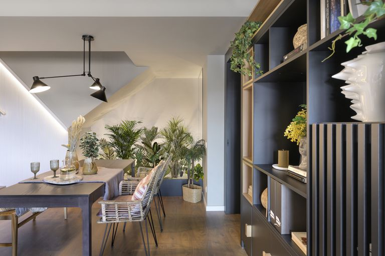 salle à manger avec plantes vertes