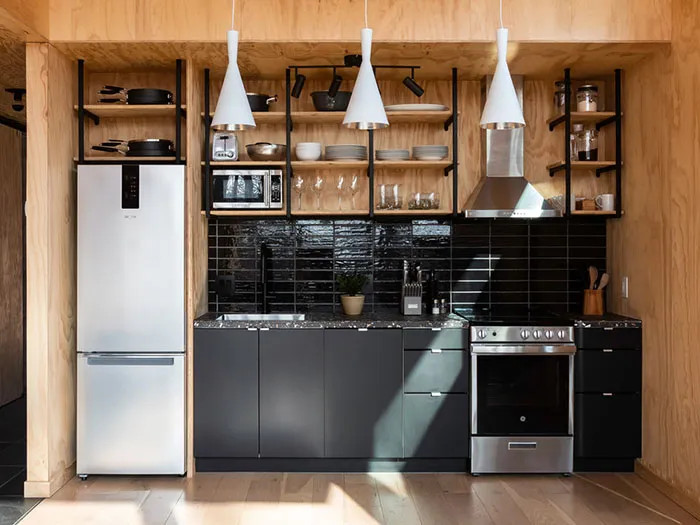 cuisine design noire dans maison en bois cuisine design noire dans maison en bois