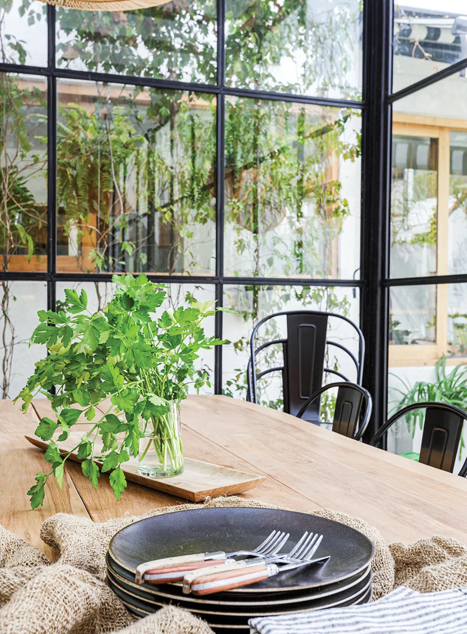 salle à manger dans véranda acier