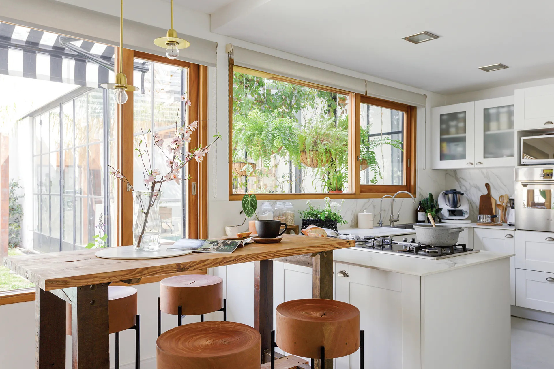 cuisine blanche et bois décoration naturelle