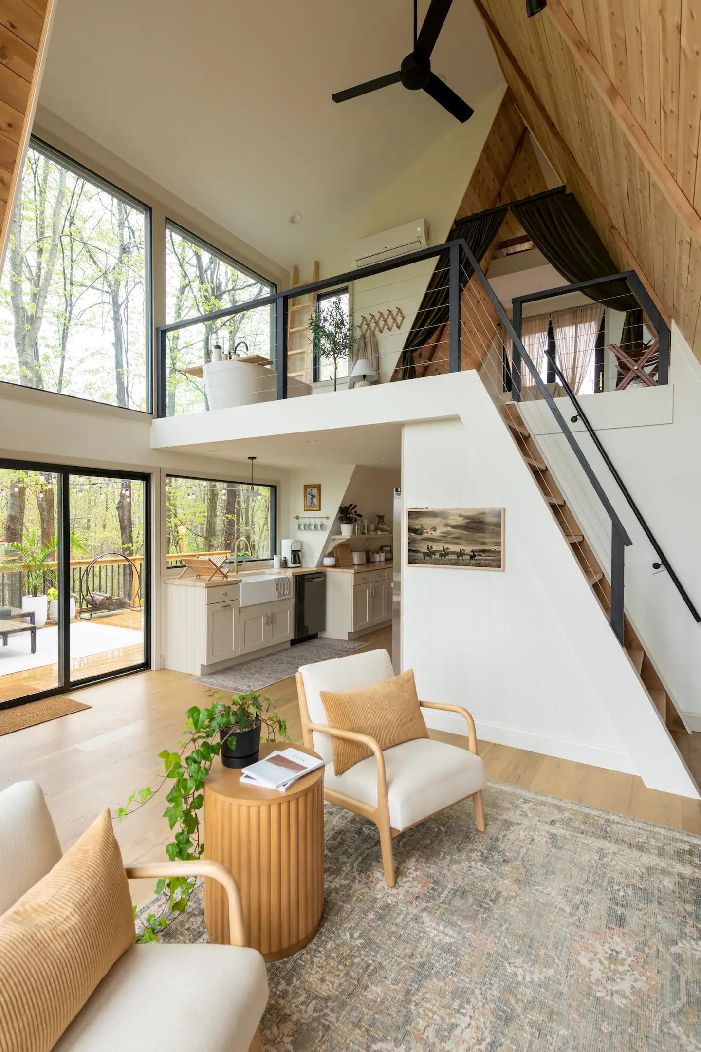 salon avec mezzanine maison A-Frame salon avec mezzanine maison A-Frame