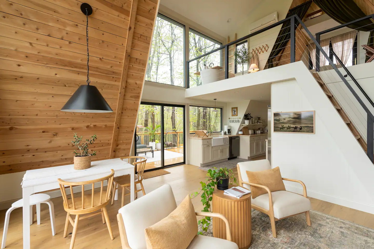 salon avec mezzanine maison A-Frame salon avec mezzanine maison A-Frame