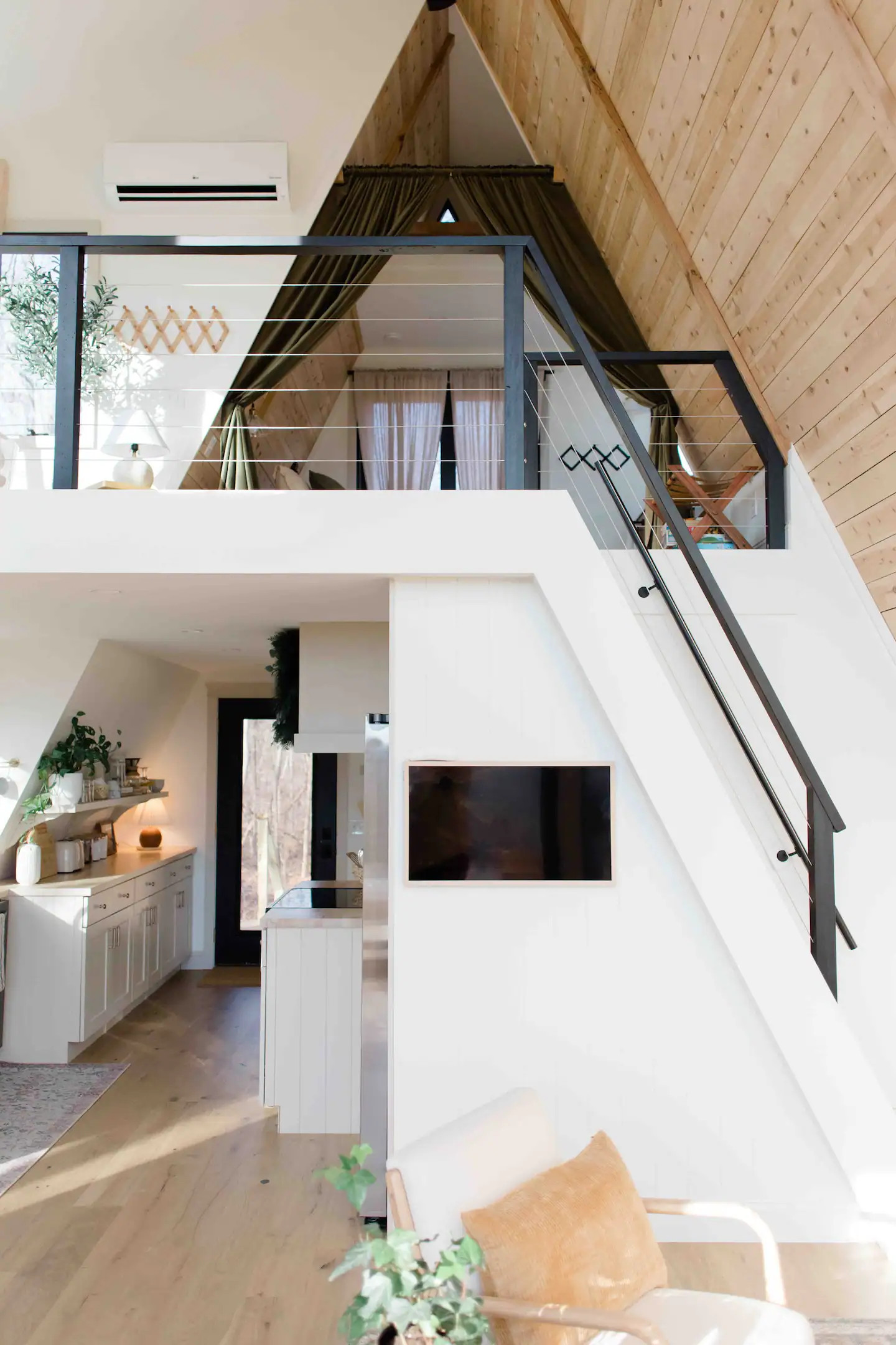 salon avec mezzanine maison A-Frame salon avec mezzanine maison A-Frame