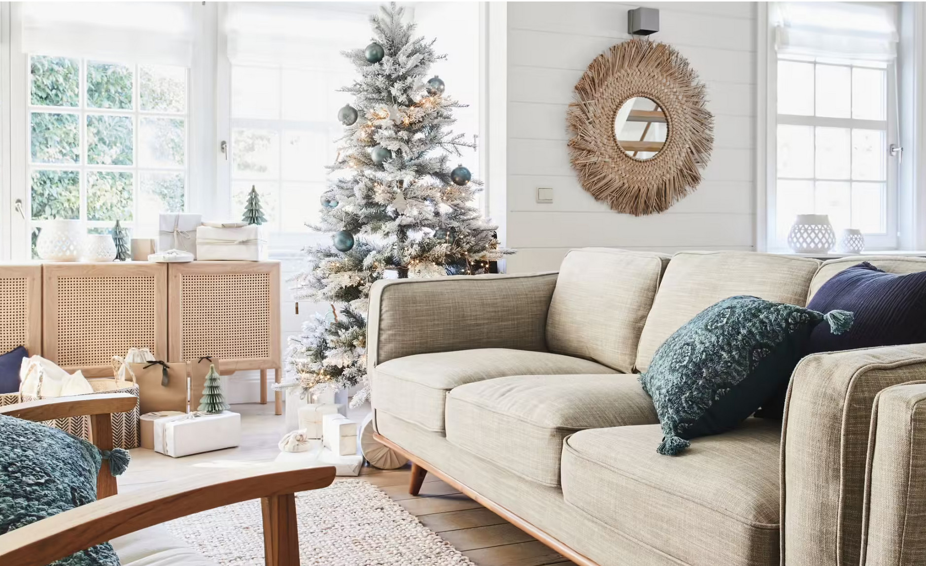 salon décoré pour Noël en bleu et blanc salon décoré pour Noël en bleu et blanc