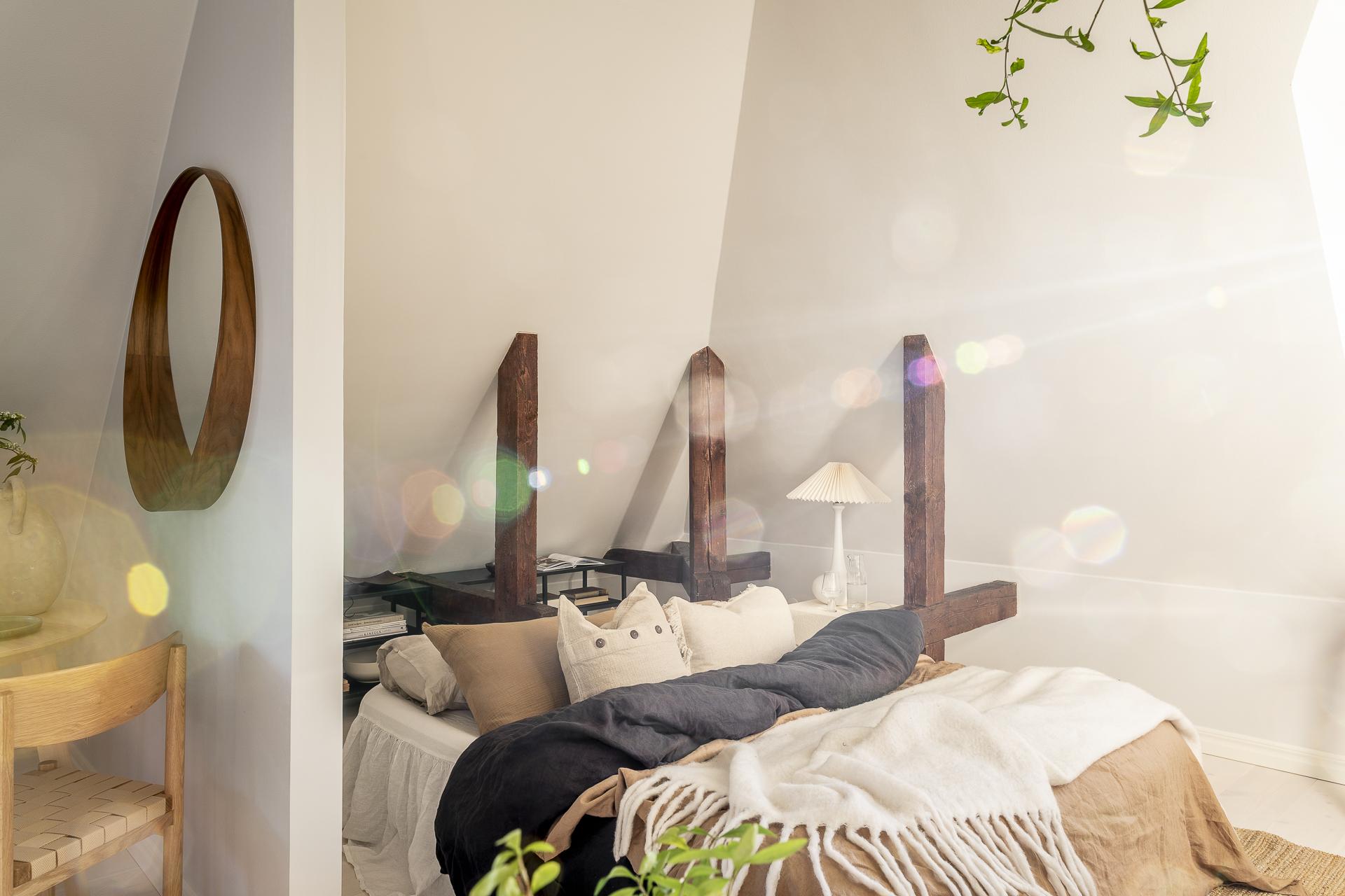 chambre avec poutres mini loft 35m2 décoration scandinave