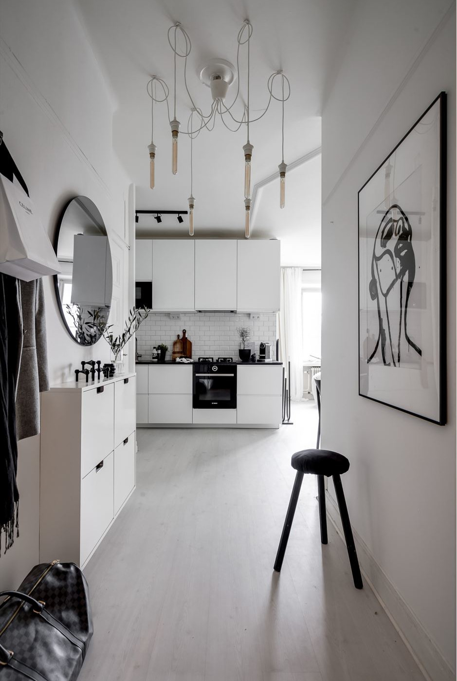 entrée avec miroir et meuble à chaussures