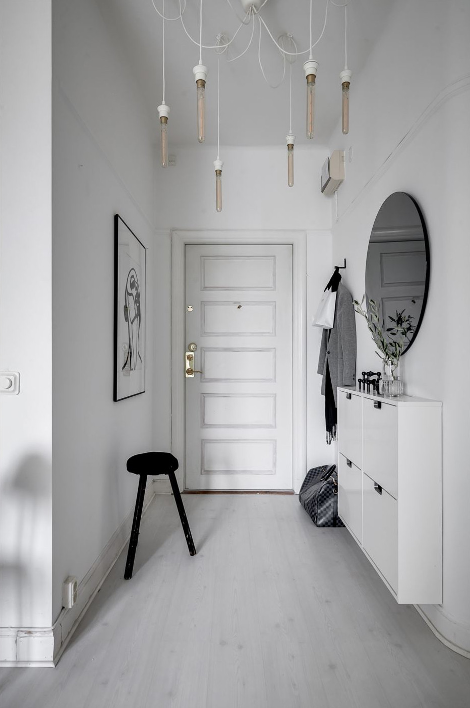 entrée avec miroir et meuble à chaussures