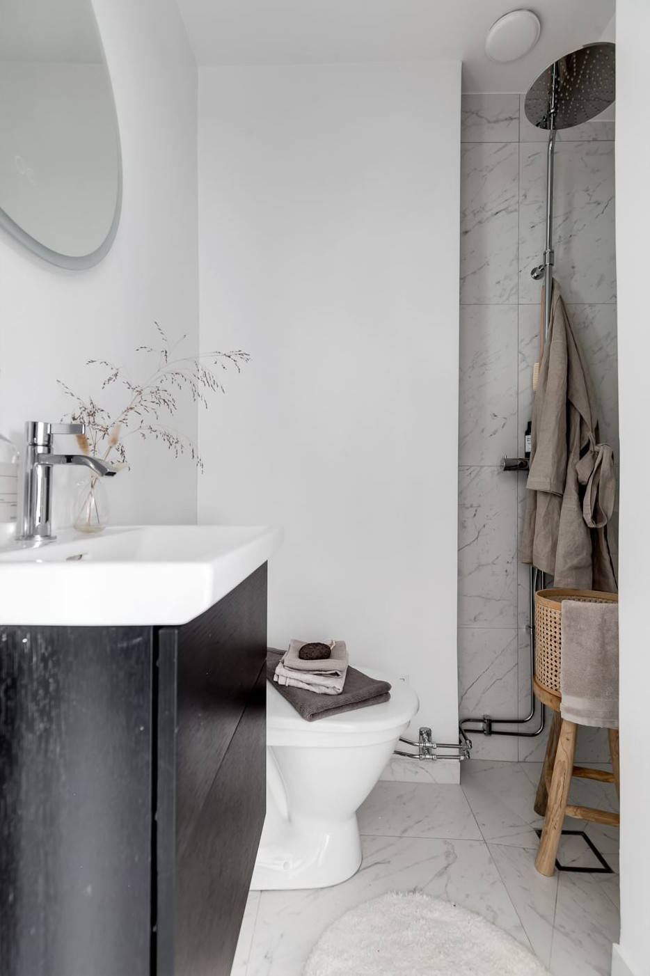 salle de bain blanche et noir marbre