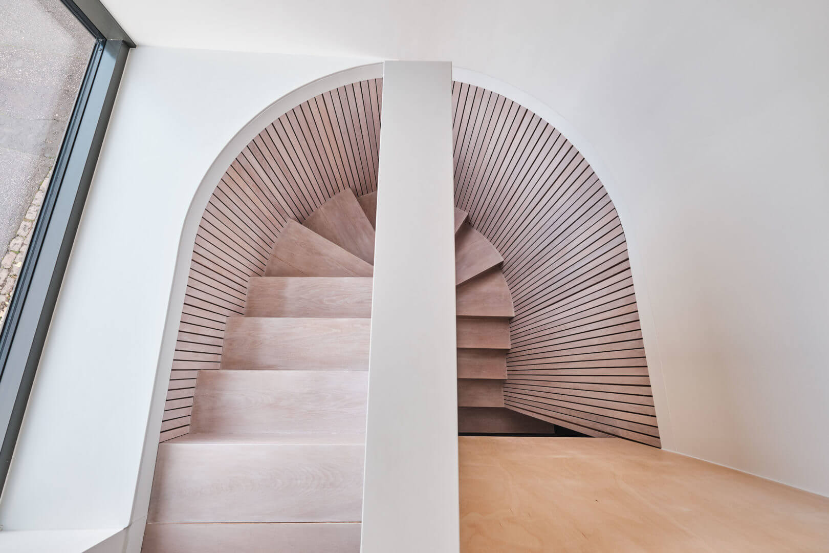 escalier en bois clair