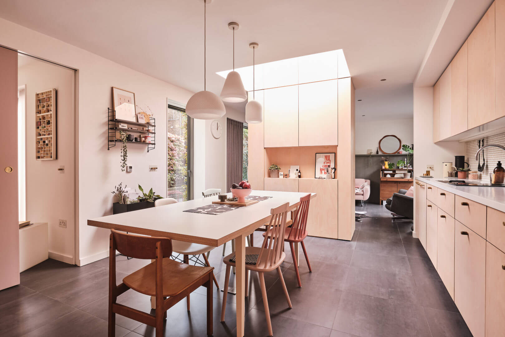 cuisine maison de ville décoration contemporaine rose et bois clair
