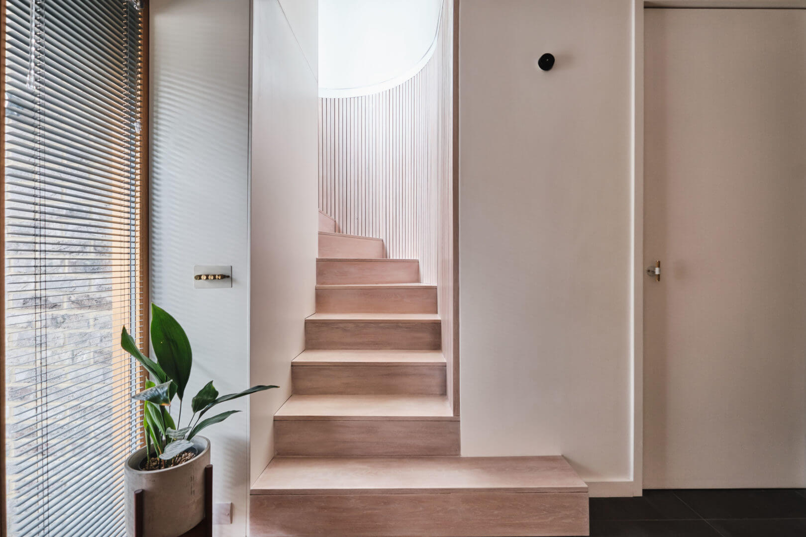 escalier en bois clair
