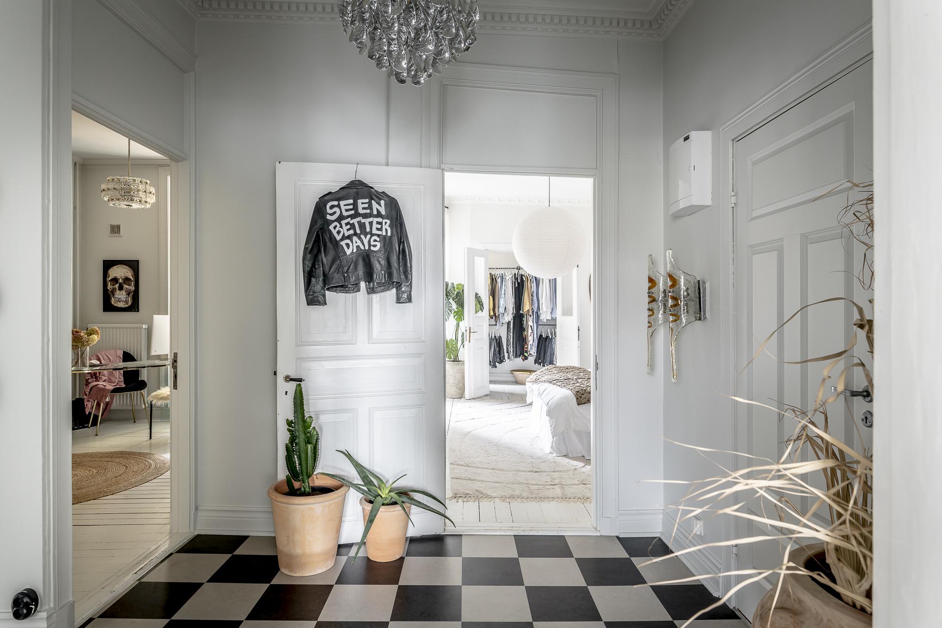 entrée avec carrelage à damier noir et blanc entrée avec carrelage à damier noir et blanc