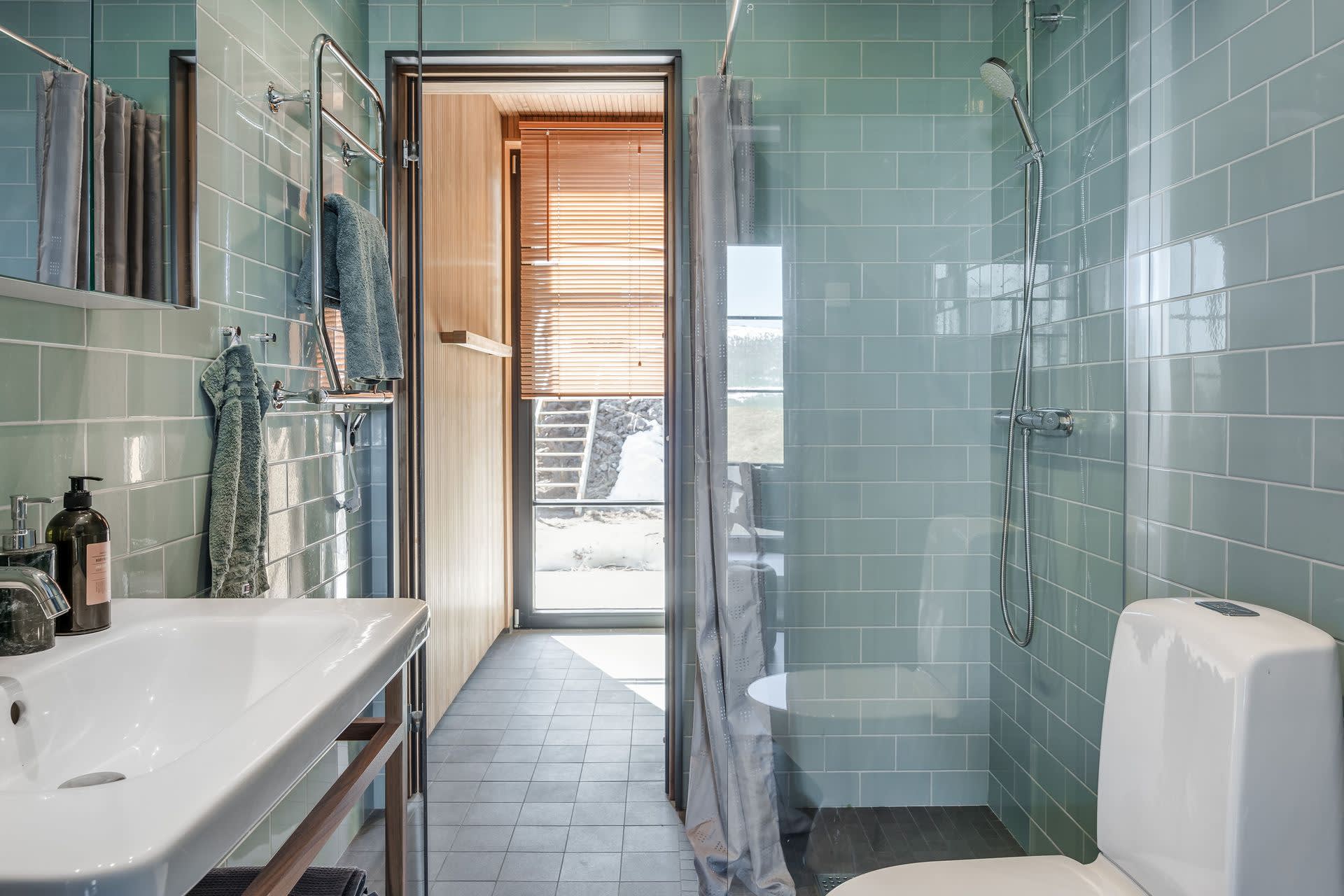 salle de bain carrelage vert