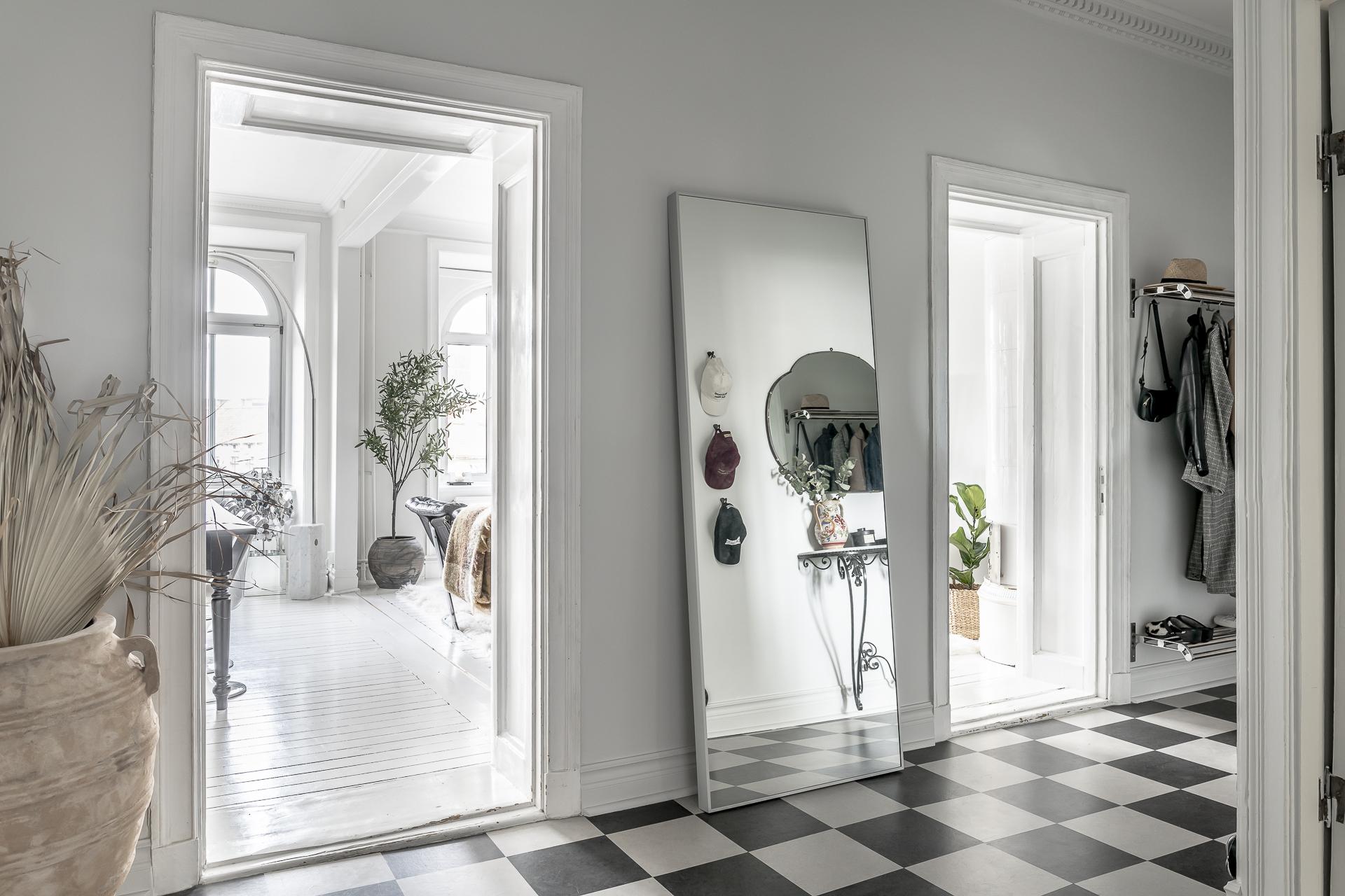 entrée avec carrelage à damier noir et blanc entrée avec carrelage à damier noir et blanc