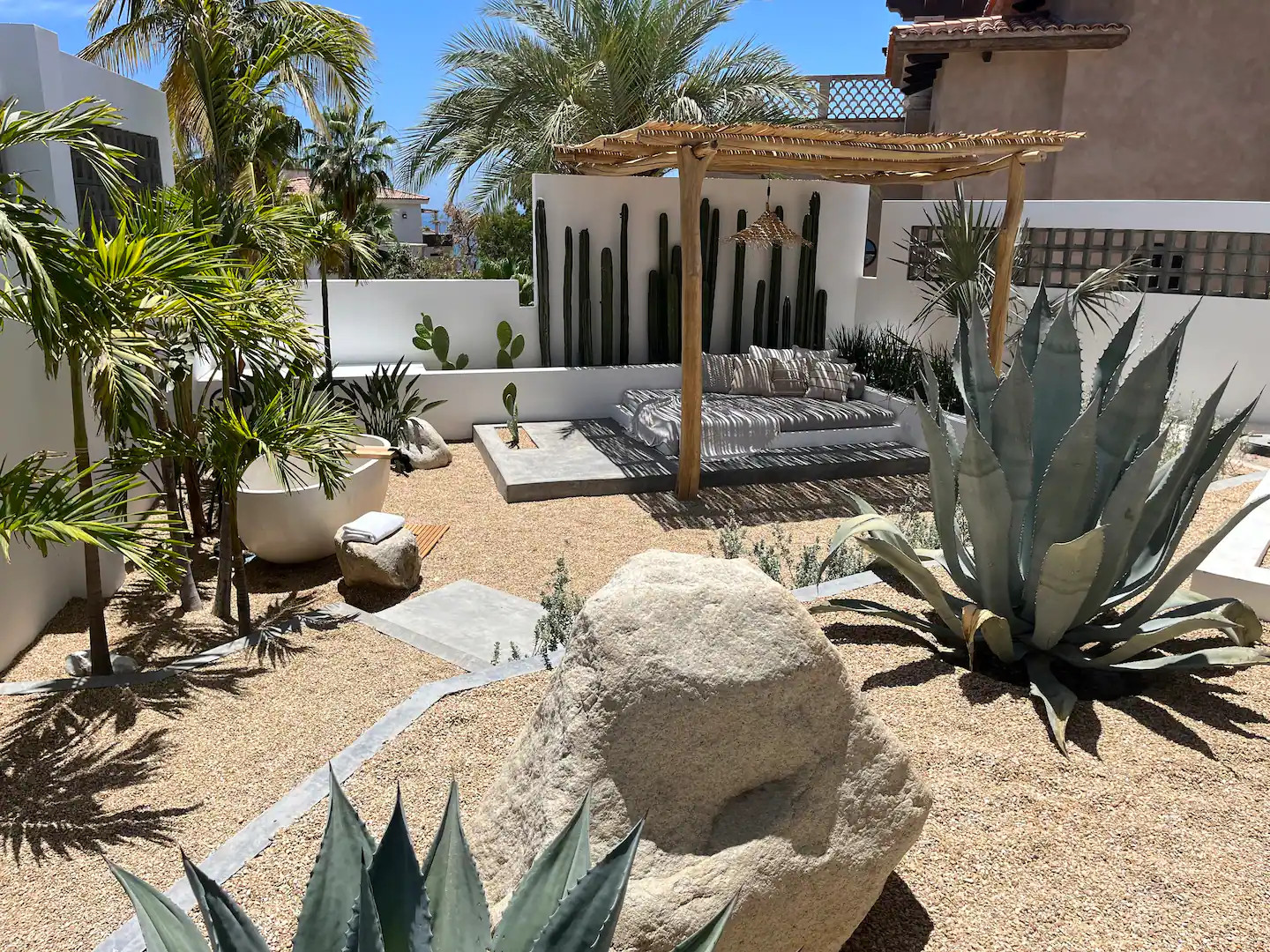 jardin avec pergola bois