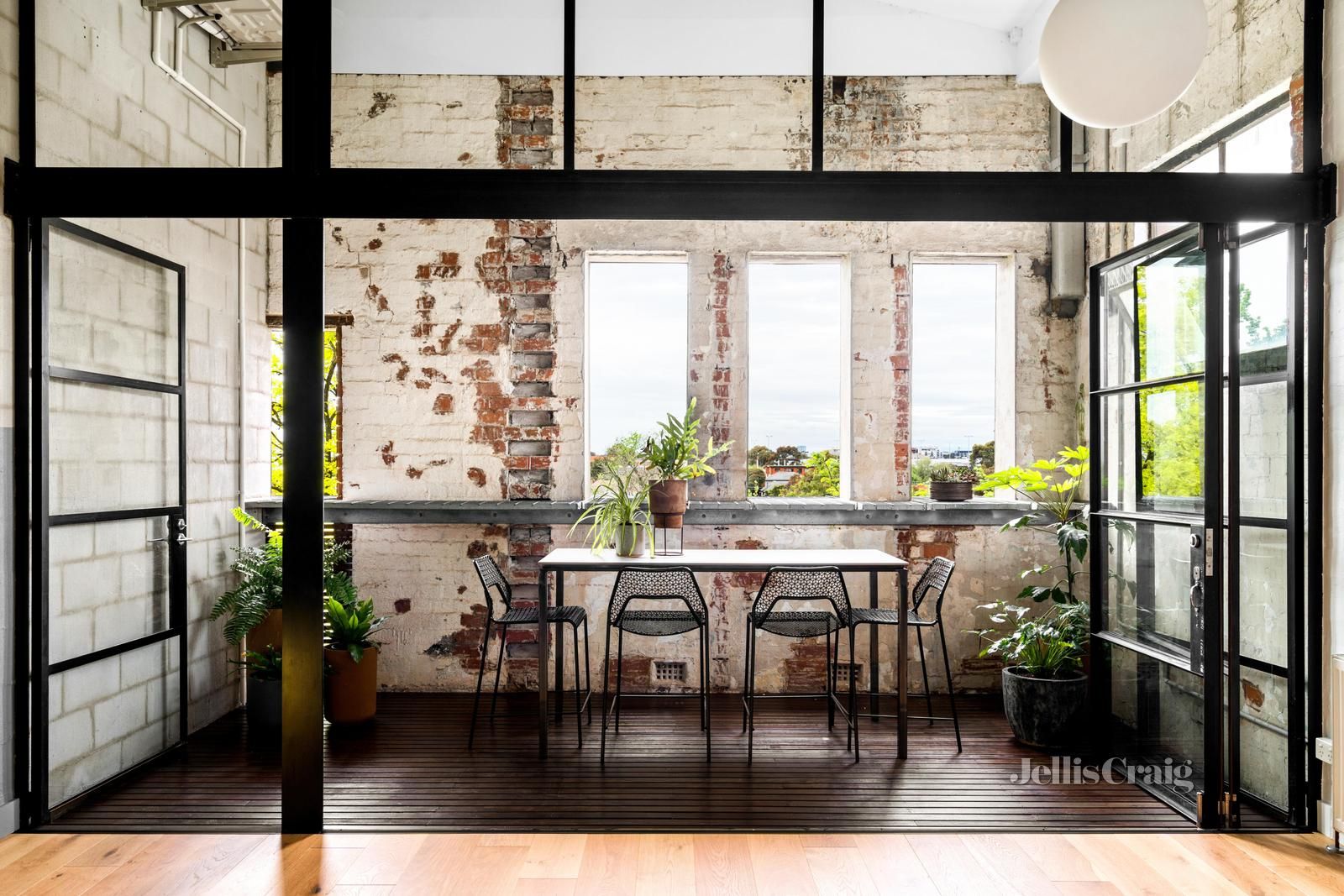 salle à manger avec verrières maison loft