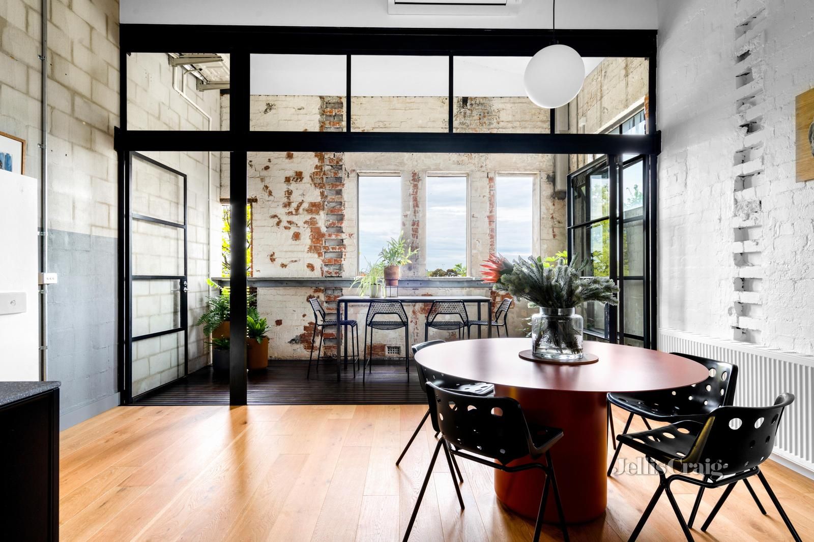 salle à manger avec verrières maison loft