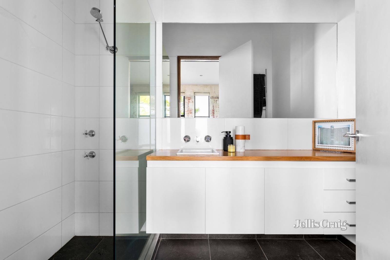 salle de bain design blanche