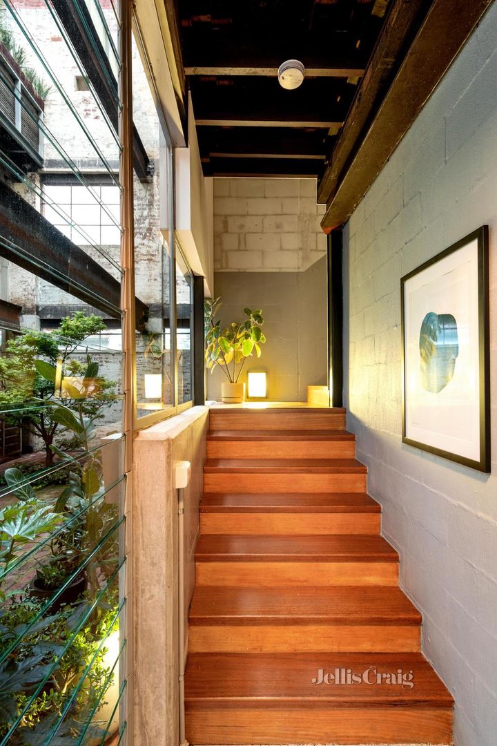 entrée avec escalier en bois