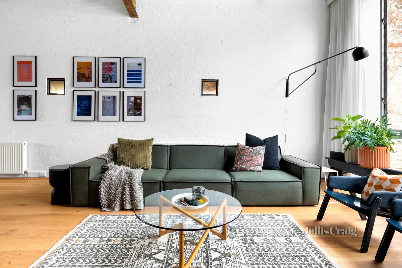 salon murs de briques peintes en blanc