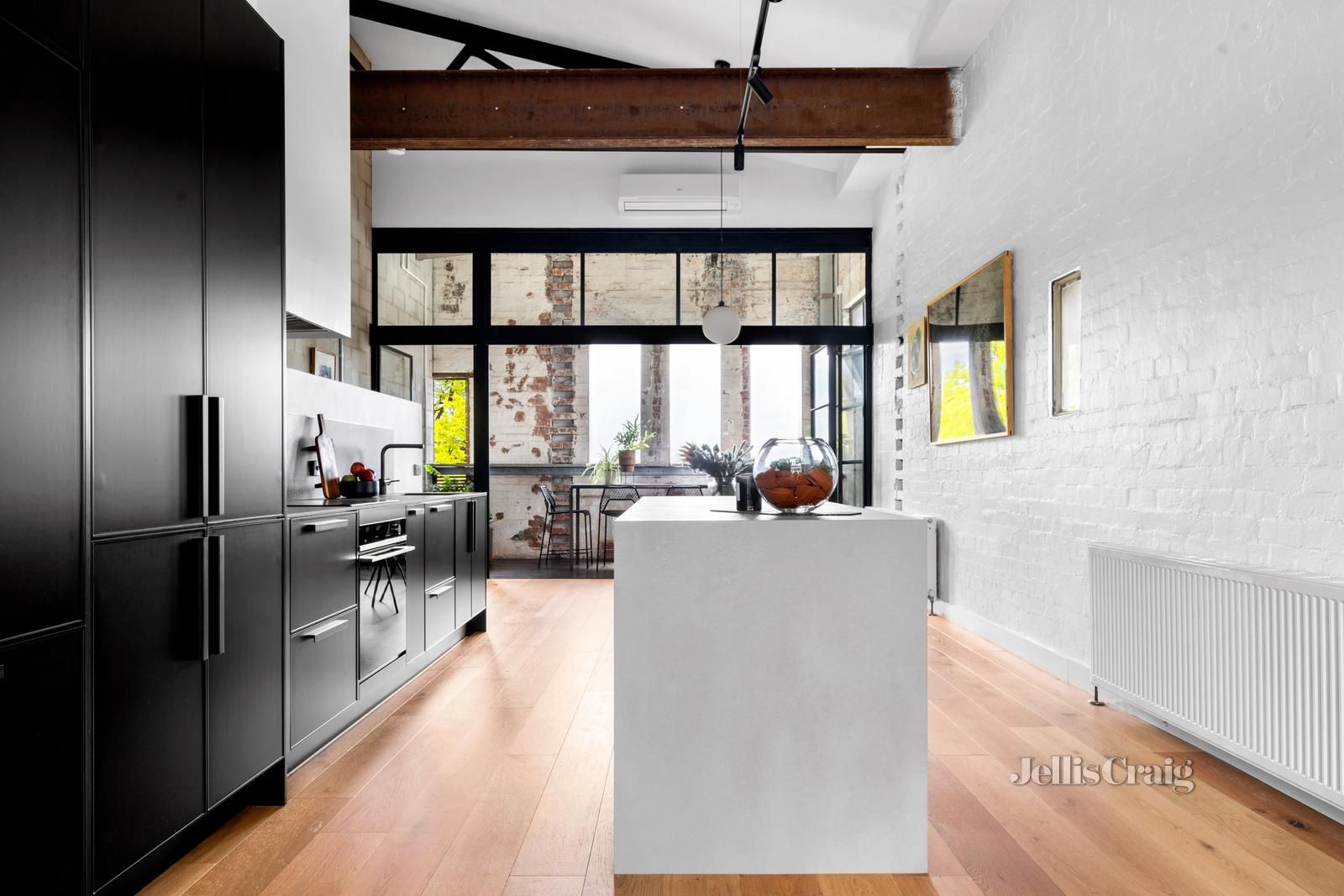 cuisine design avec poutres métalliques maison loft