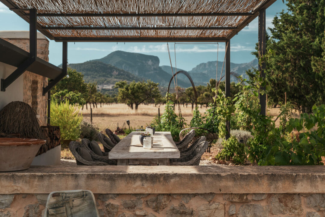 terrasse avec pergola métal et canisses