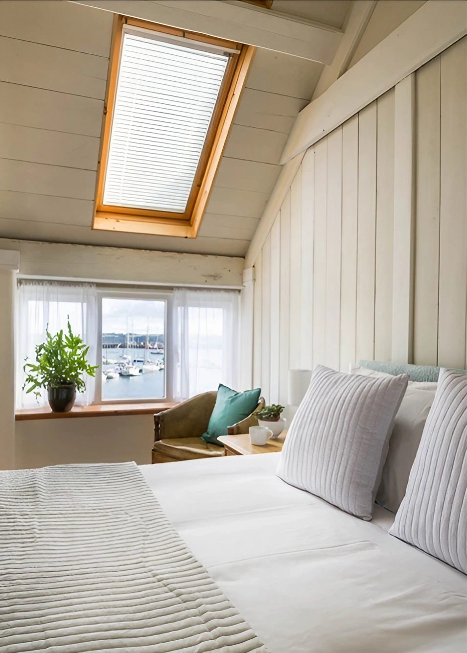 chambre mansardée avec fenêtre de toit cottage anglais chambre mansardée avec fenêtre de toit cottage anglais