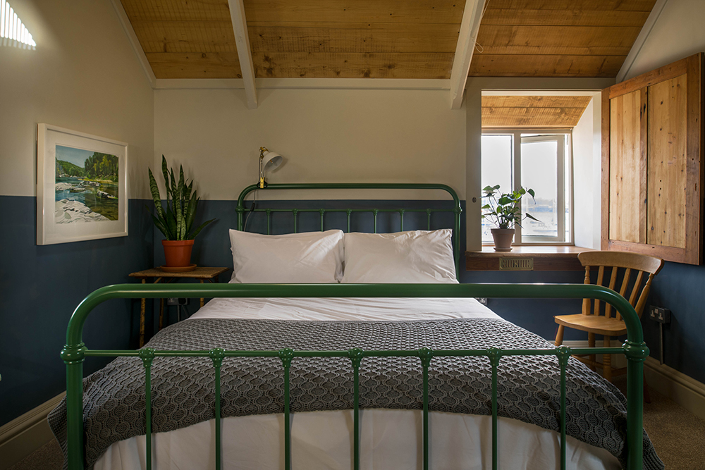 chambre mansardée avec lit métal chambre mansardée avec lit métal