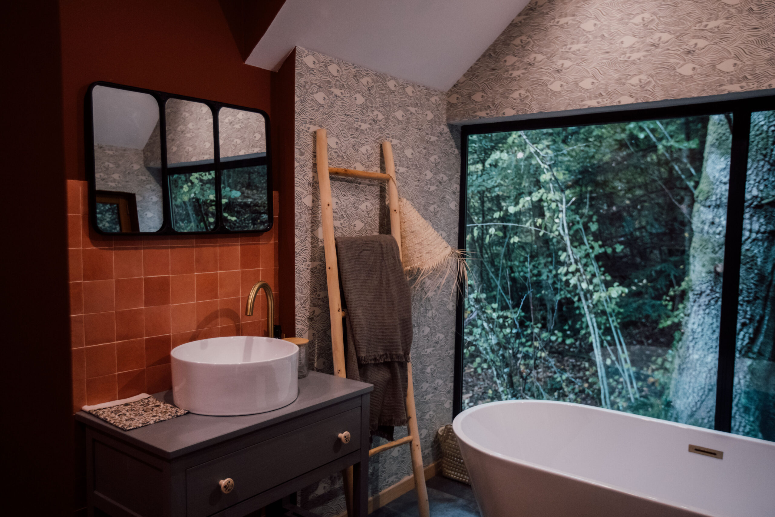 salle de bian avec papier-peint poissons Casa Rosalie Normandie