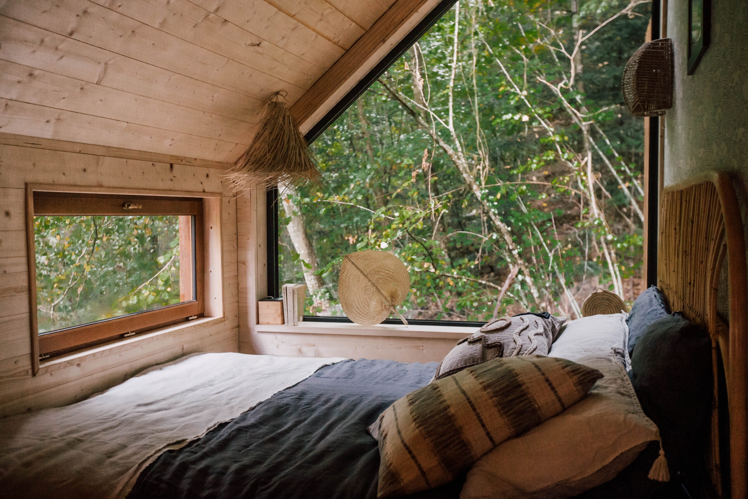 chambre avec picture window maison en bois Casa Rosalie Normandie