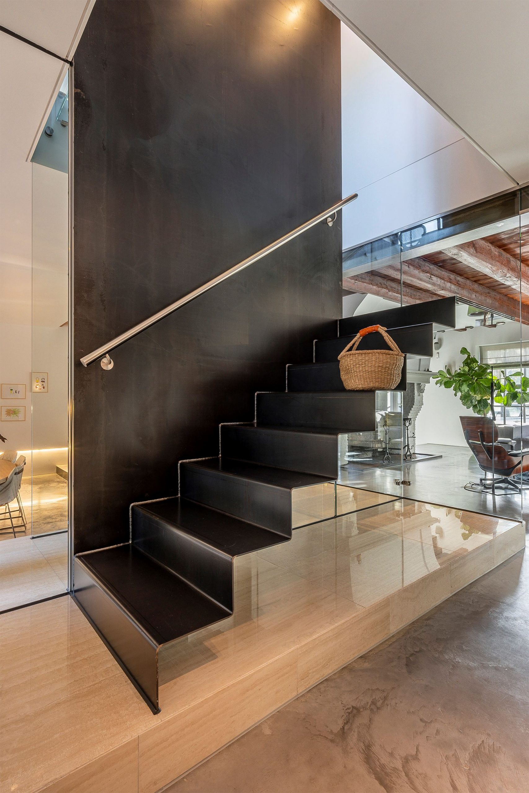 escalier design en métal plié