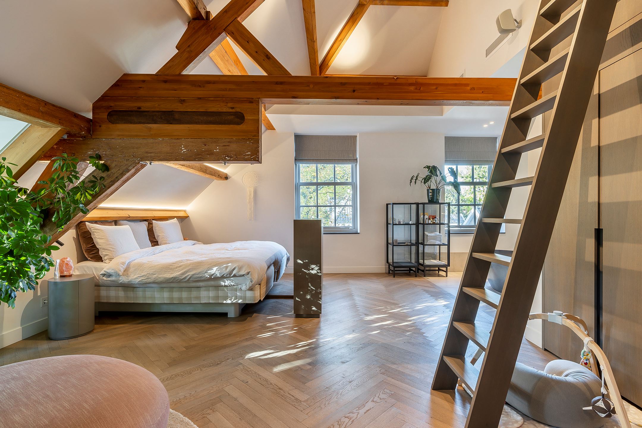 chambre avec poutres décoration contemporaine