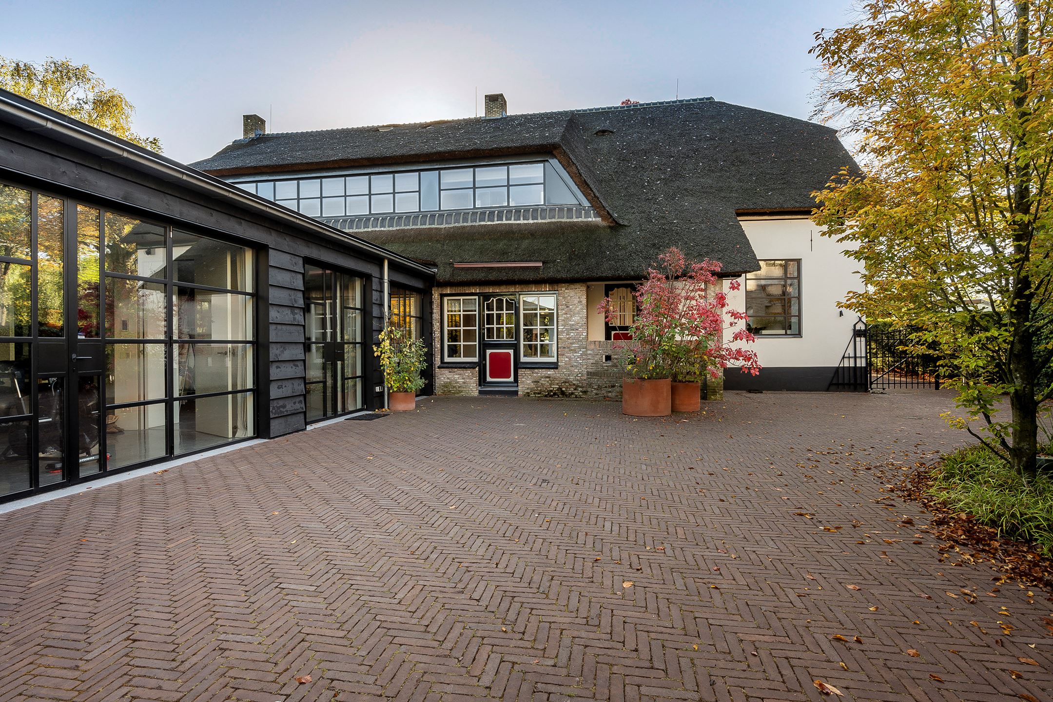 grande maison familiale rénovée cour pavée