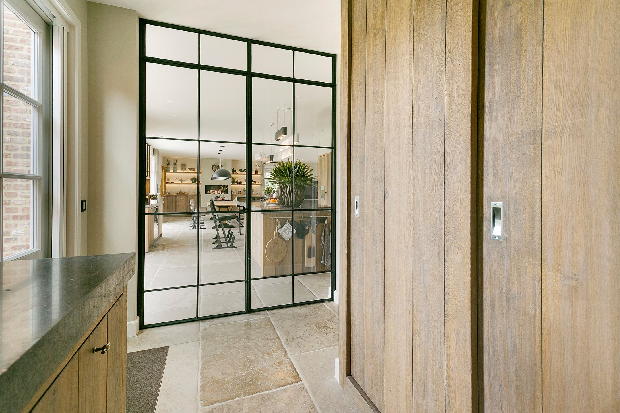 entrée avec porte verrière décoration contemporaine