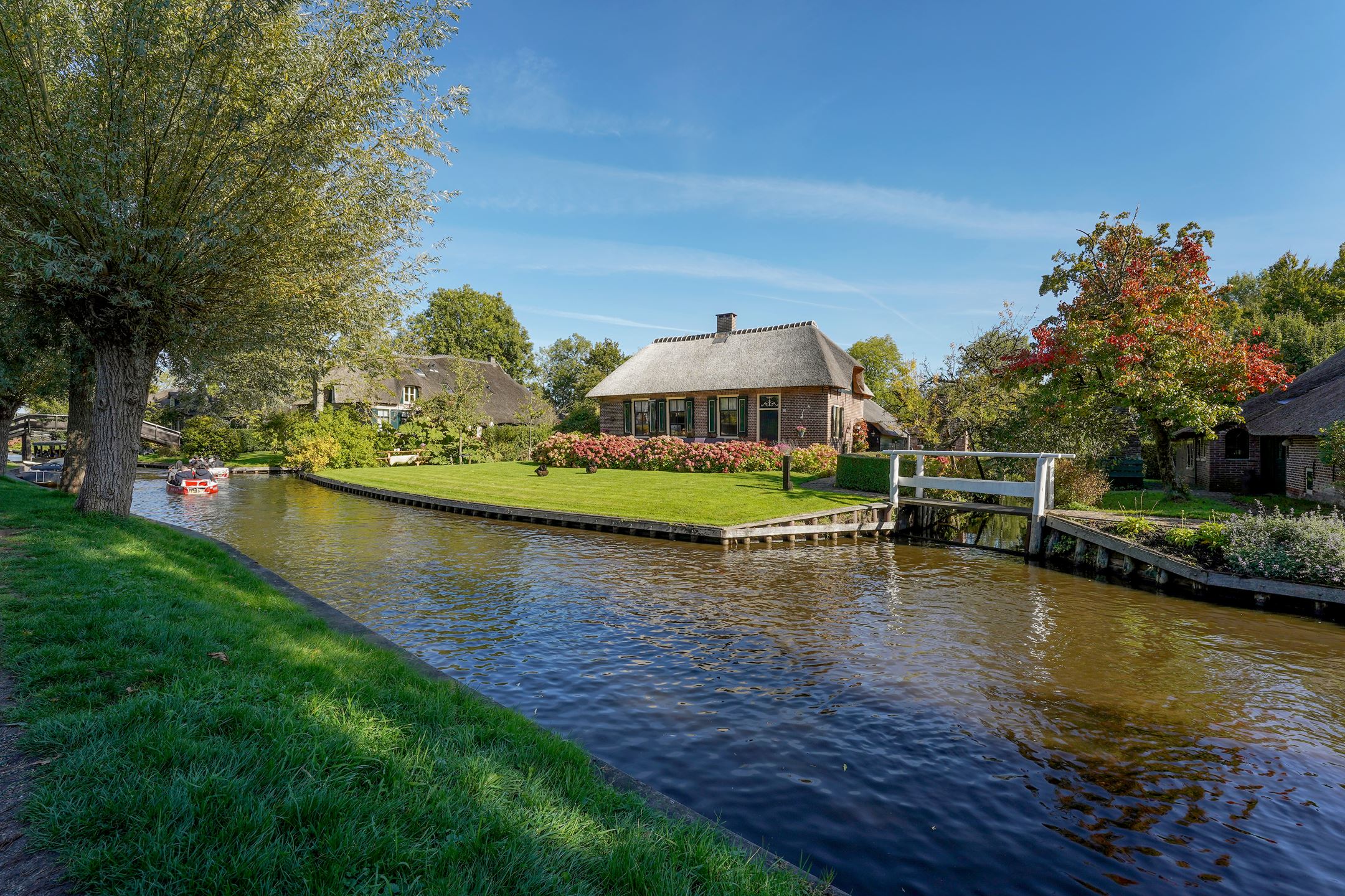 maison rénovée avec toit de chaume maison rénovée avec toit de chaume