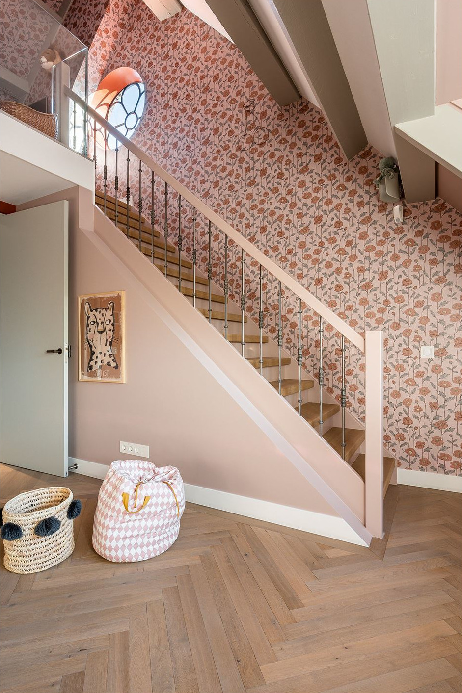 chambre enfant avec papier-peint et mezzanine