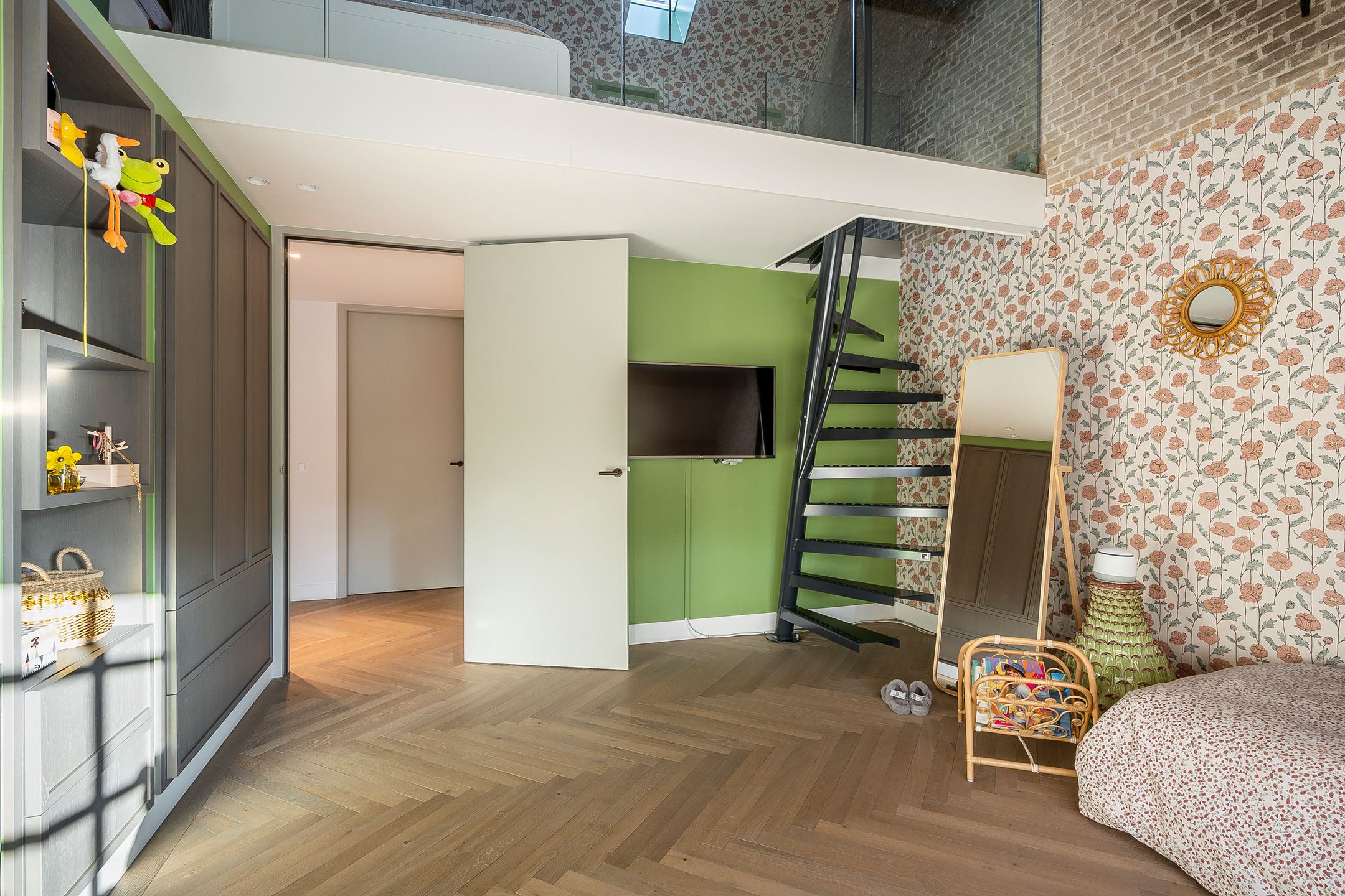 chambre enfant avec papier-peint et mezzanine
