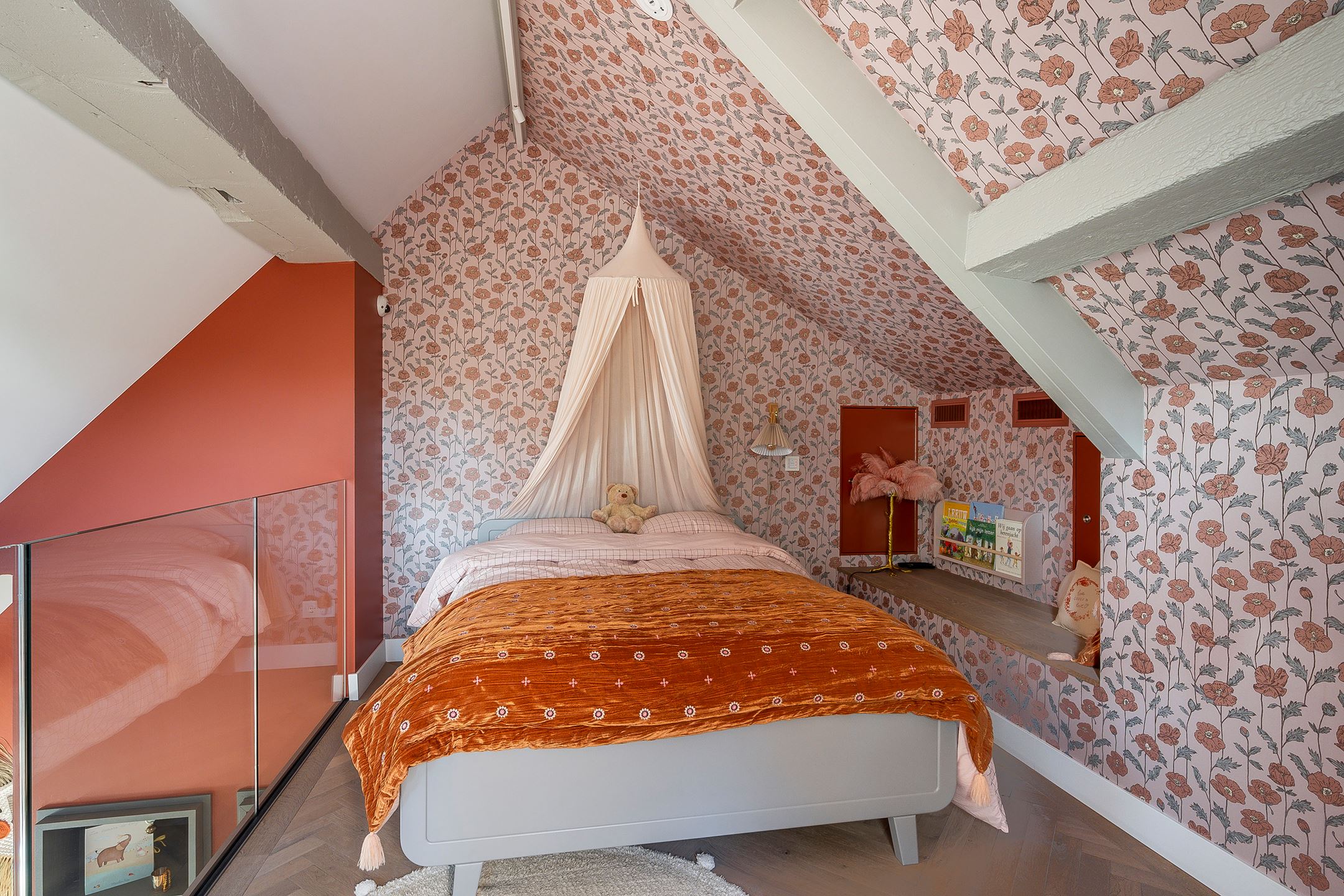 chambre enfant avec papier-peint