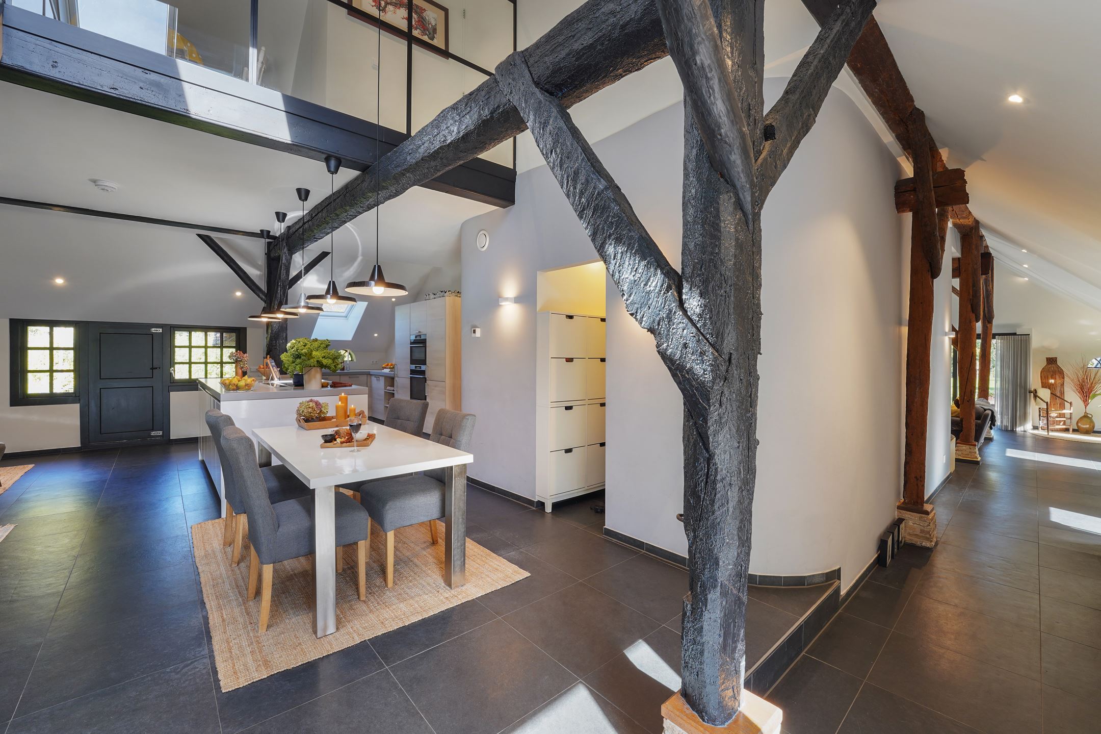 salle à manger et cuisine maison rénovée avec poutres salle à manger et cuisine maison rénovée avec poutres