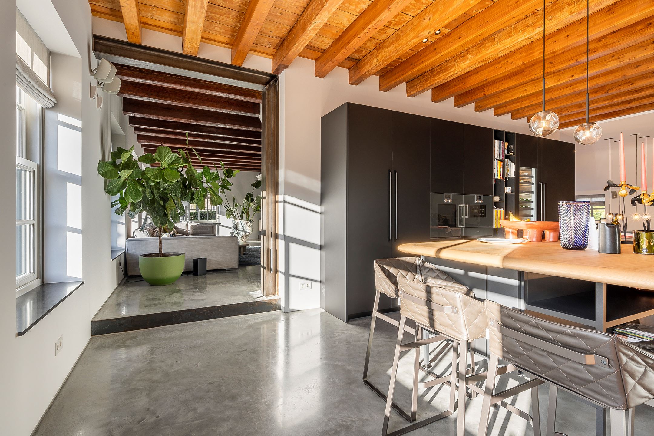 cuisine avec poutres décoration contemporaine