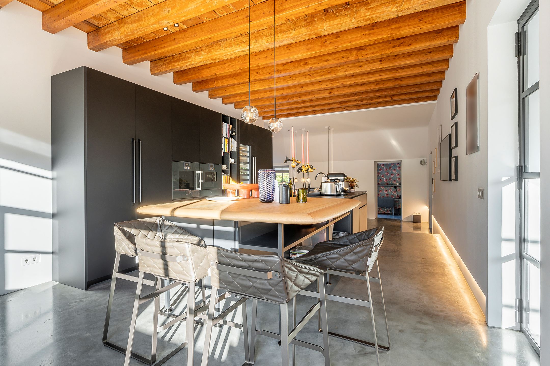 cuisine avec poutres décoration contemporaine