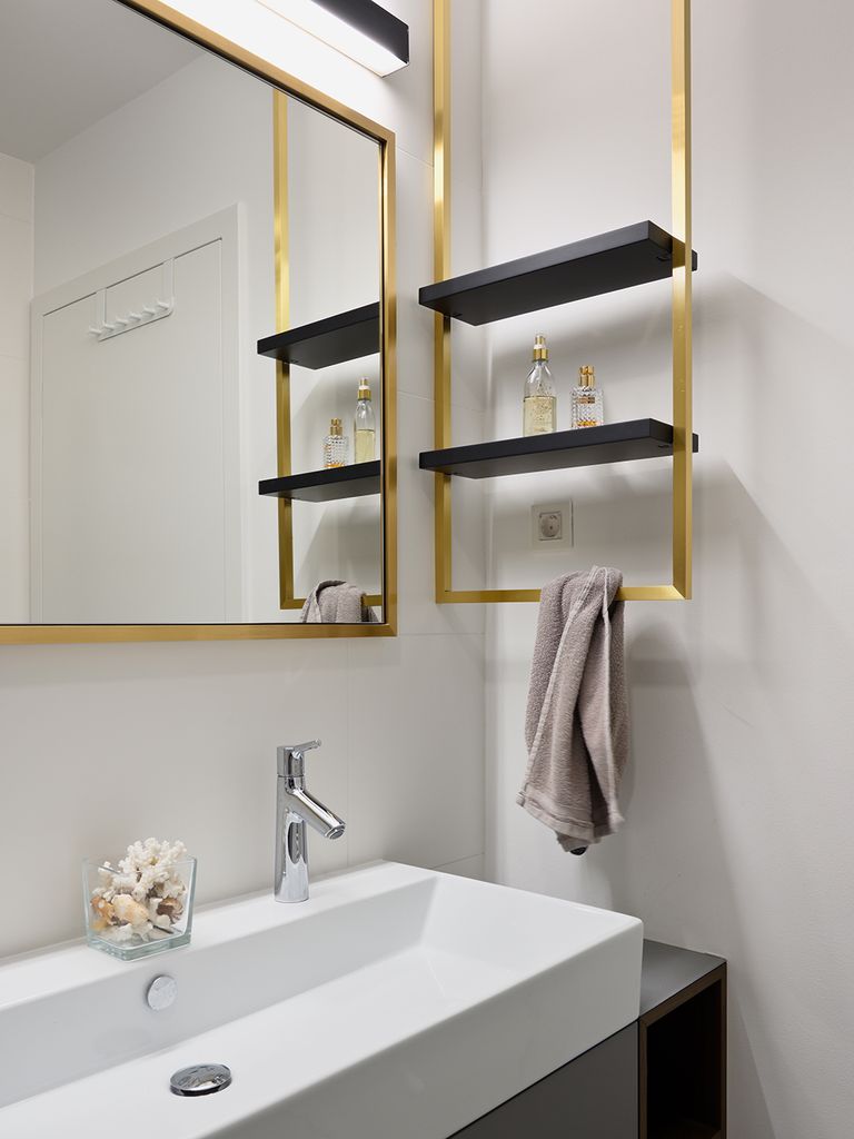 salle de bain blanc bois et laiton